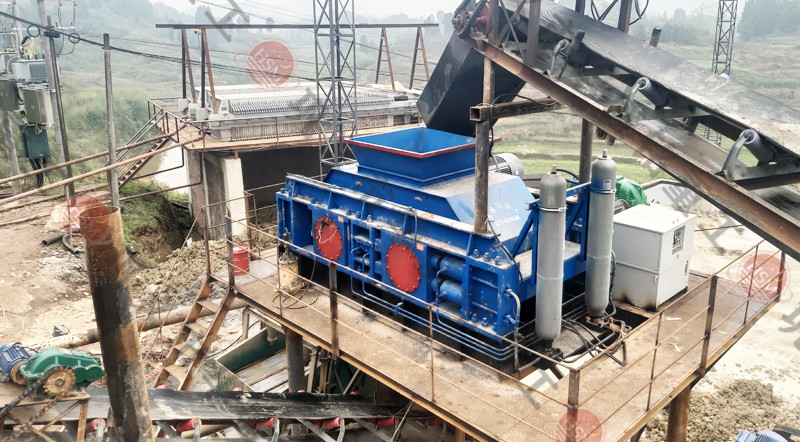 马博网对辊破碎机发往云南普洱制砂现场